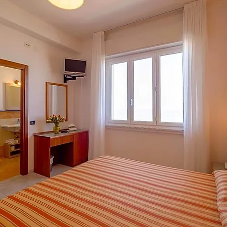 Hotel De La 3*