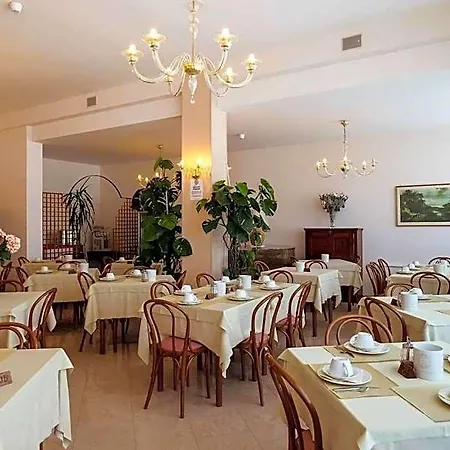Hotel De La 3*