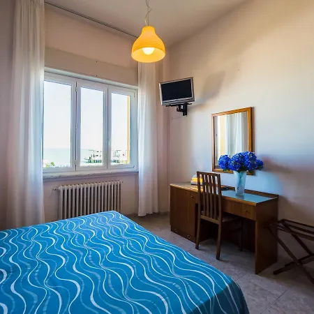 Hotel De La 3*