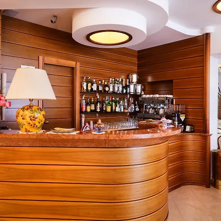 De La Hotel 3*